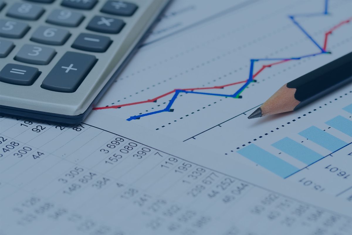 Relatórios contábeis e gráficos de desempenho financeiro sobre a mesa